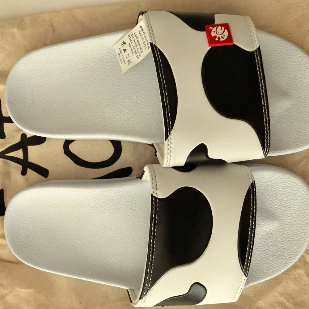 Chick-fil-A Cow Slides + Cooler Pouch + “Eat Mor Chikin” Tote (NWT) - Picture 8 of 12